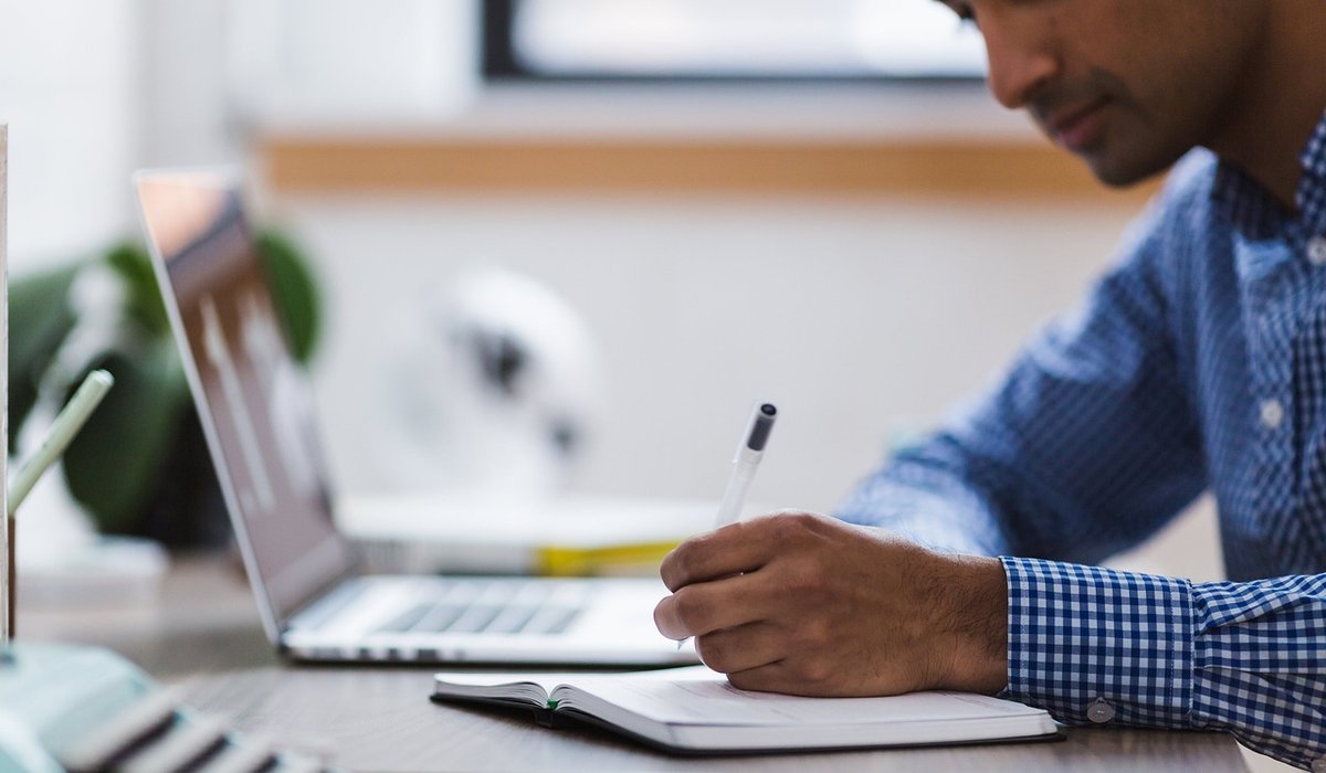 How to Write a LinkedIn Summary That Attracts Offers